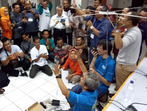 インドネシアのコミュニティラジオ局会議でバックパックラジオを紹介